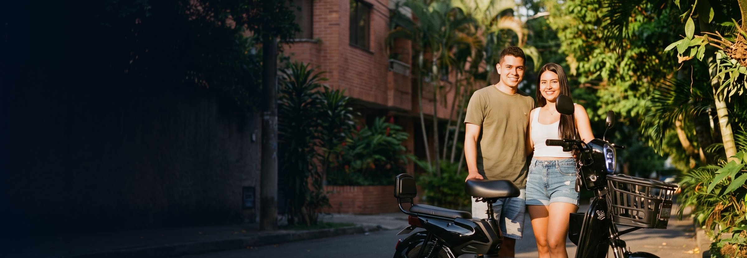 Pareja con bicicleta electrica Roadmaster en una calle de Medellin