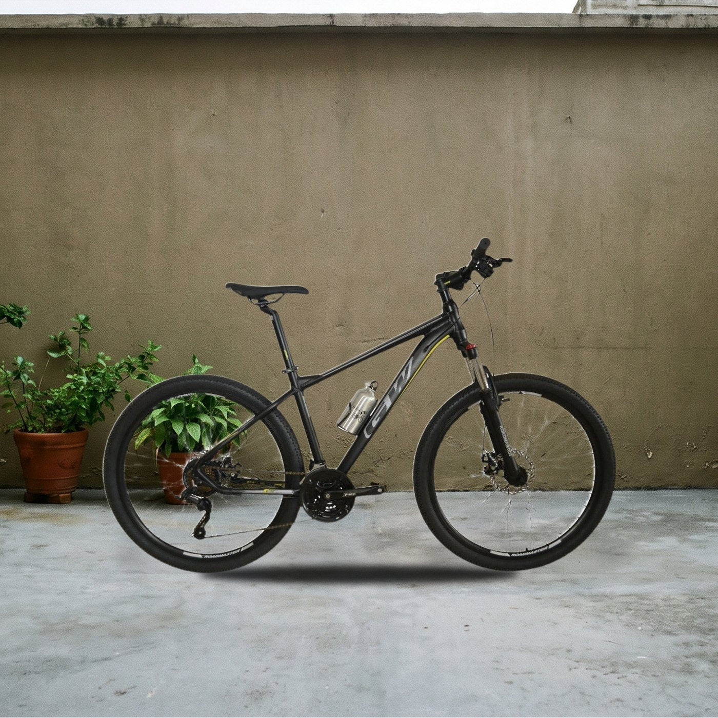 Bicicleta de montana GW en el patio de una casa